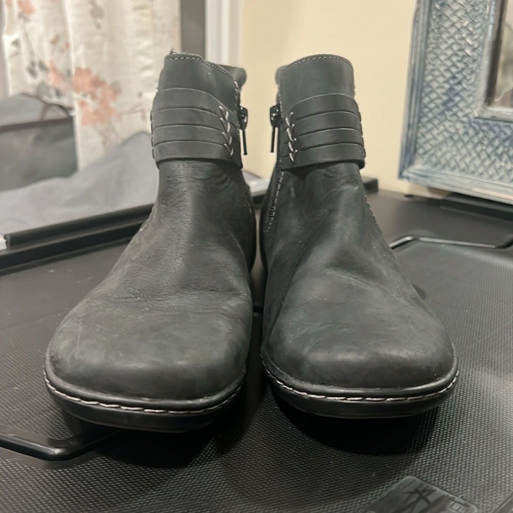 CLARKS Women's Cora Derby Ruched Black Side Zip Booties - Picture 2 of 9